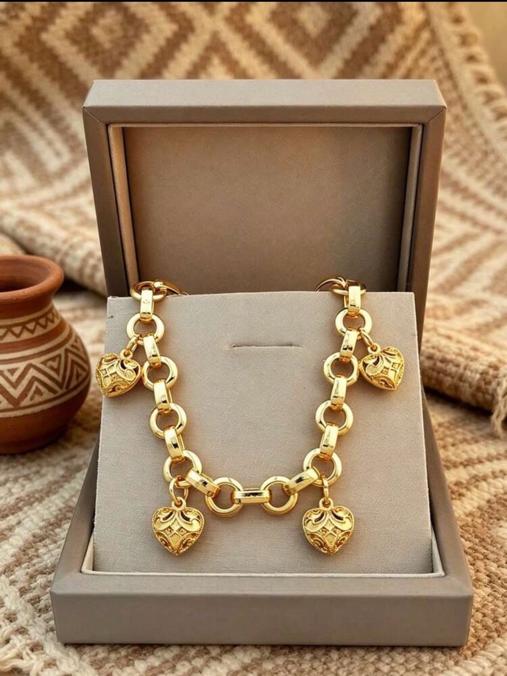 NWT Luxury Gorgeous Heart Pendant Bracelet, Gold
Thick Chain Textured Design,